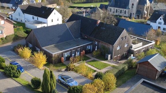 Blick auf Race & Rest Apartments in Wanderath: Komfort-Ferienwohnungen mit eigener Terrasse nahe Nürburgring – ideal für Rennfahrer & Events