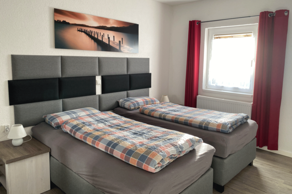 Familien Apartment - Schlafzimmer mit zwei Einzel-Boxspringbetten Familien Apartment - Schlafzimmer mit zwei Einzel-Boxspringbetten